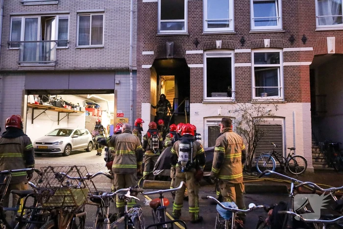 Straat vol brandweer na brand in woning