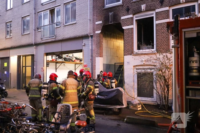 Straat vol brandweer na brand in woning