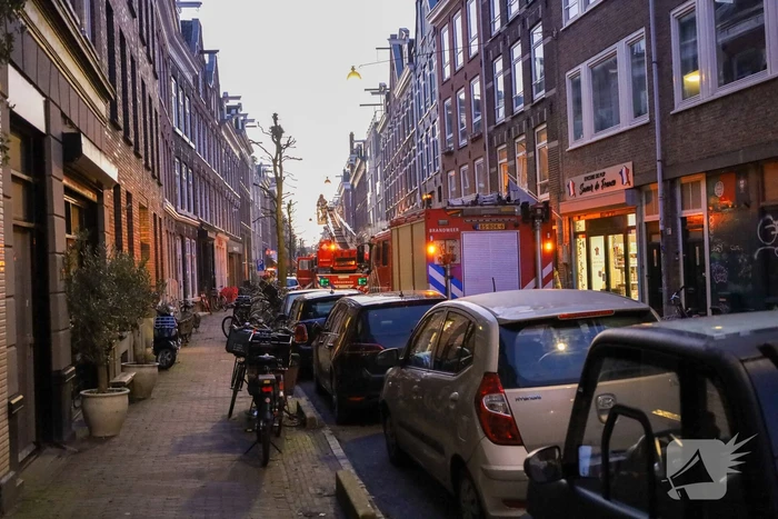Straat vol brandweer na brand in woning