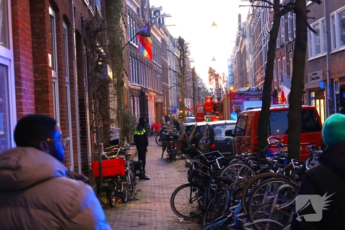 Straat vol brandweer na brand in woning