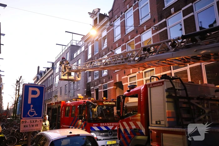 Straat vol brandweer na brand in woning