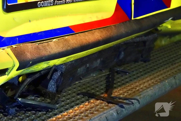 Beschonken bestuurder botst op ambulance