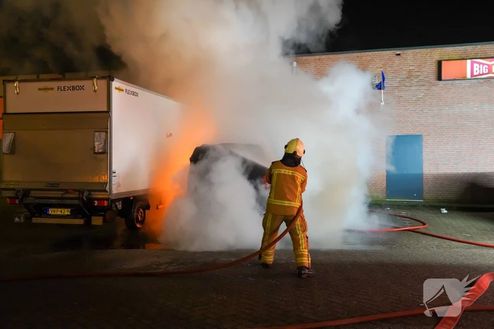 Bestelbus brandt uit op parkeerplaats