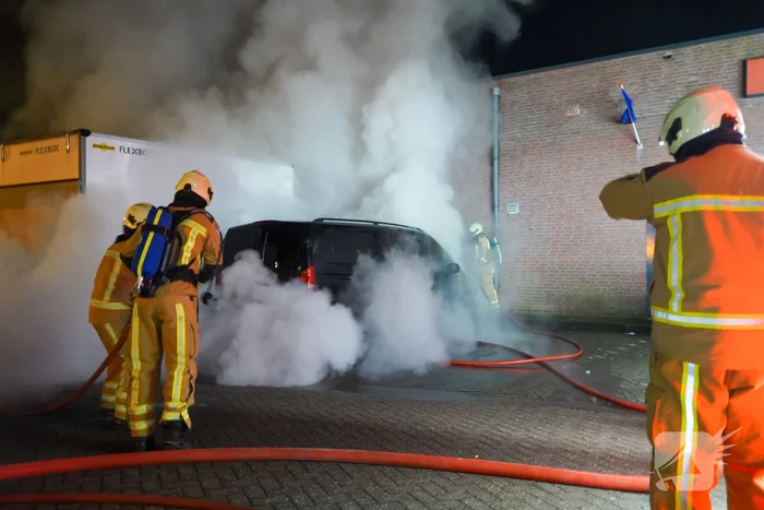 Bestelbus brandt uit op parkeerplaats
