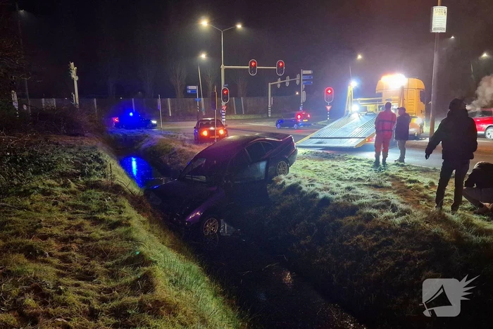 Auto belandt in sloot
