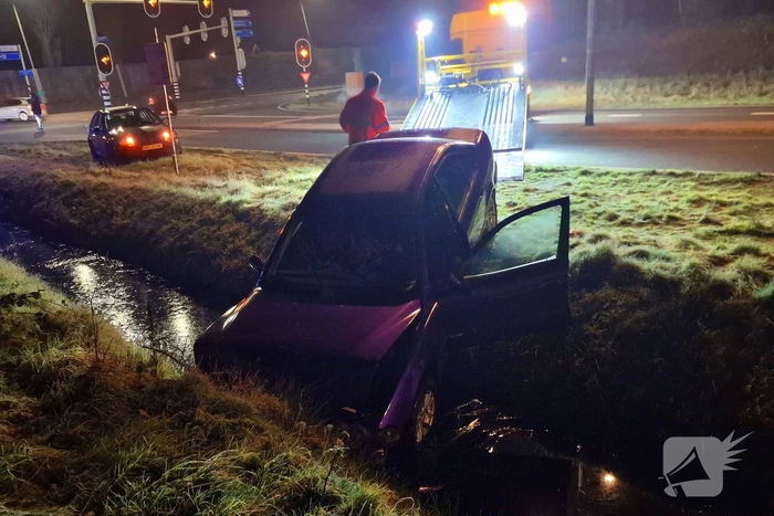 Auto belandt in sloot