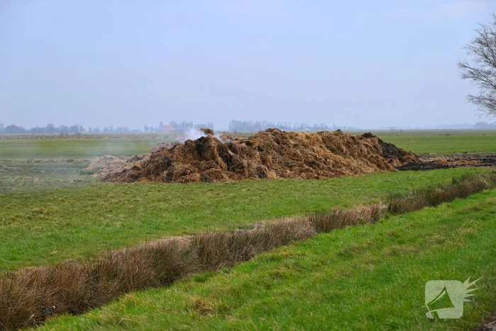 Deel van stal ingestort na grote brand door trekker