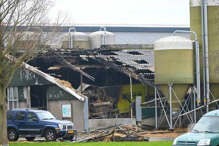 Deel van stal ingestort na grote brand door trekker