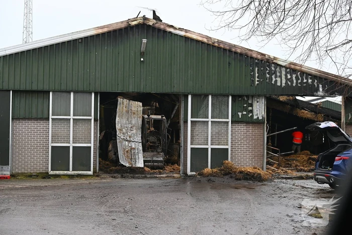 Deel van stal ingestort na grote brand door trekker