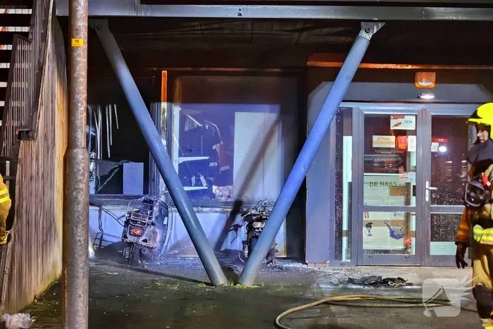 Twee scooters vatten vlam onder luifel, woningen geëvacueerd
