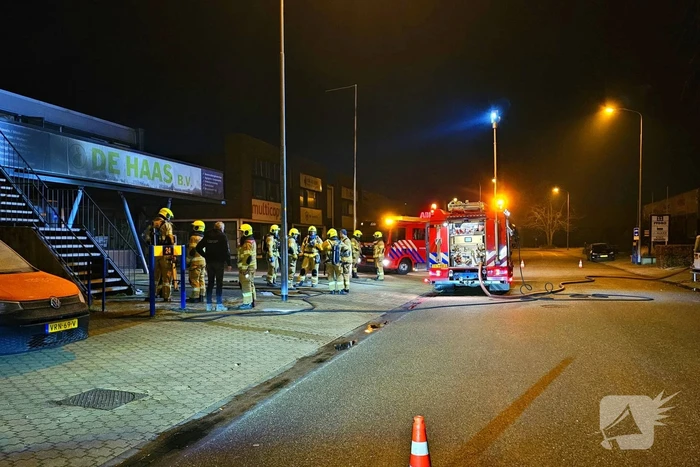 Twee scooters vatten vlam onder luifel, woningen geëvacueerd