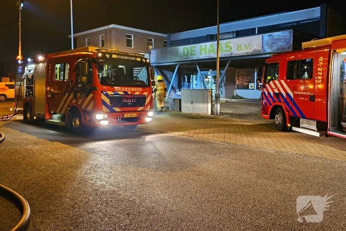 Twee scooters vatten vlam onder luifel, woningen geëvacueerd