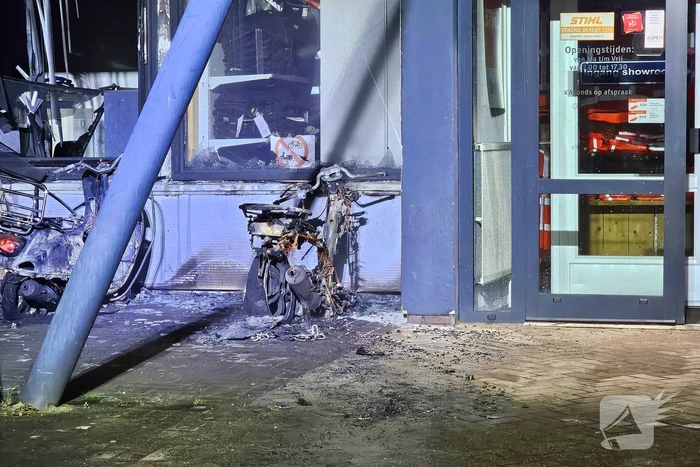 Twee scooters vatten vlam onder luifel, woningen geëvacueerd
