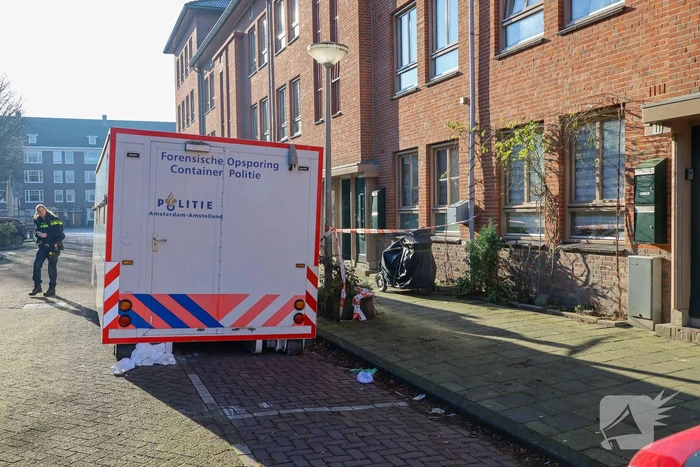 Onderzoek naar aantreffen overleden persoon, verdachte aangehouden
