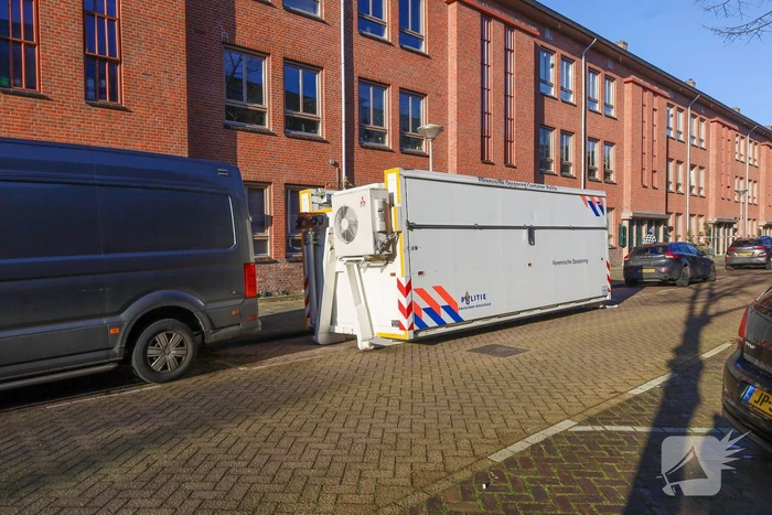 Onderzoek naar aantreffen overleden persoon, verdachte aangehouden