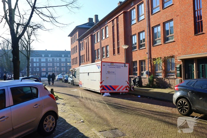 Onderzoek naar aantreffen overleden persoon, verdachte aangehouden