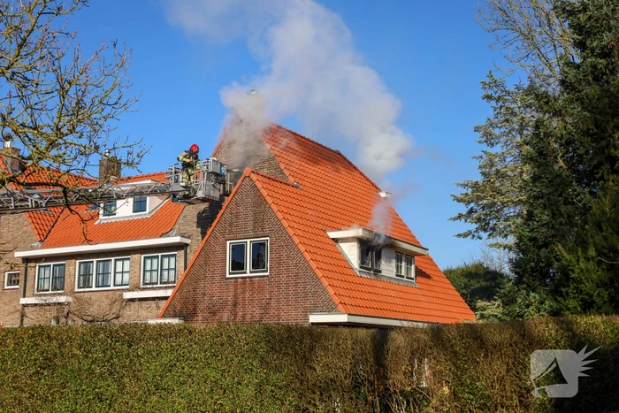 Flinke rookontwikkeling bij brand in hoekwoning