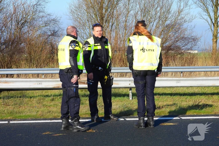Rijstrook afgesloten nadat auto tegen vangrail crasht