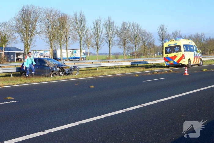 Rijstrook afgesloten nadat auto tegen vangrail crasht
