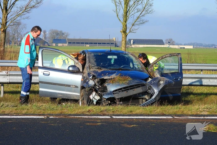 Rijstrook afgesloten nadat auto tegen vangrail crasht