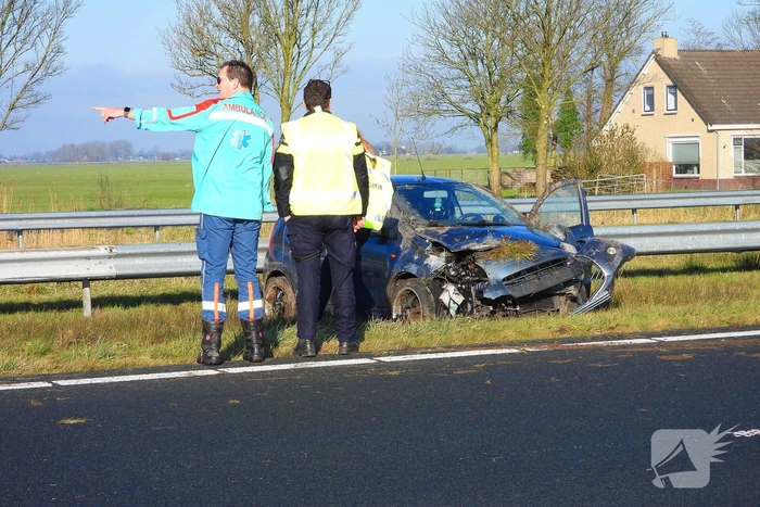 Rijstrook afgesloten nadat auto tegen vangrail crasht
