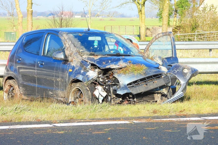 Rijstrook afgesloten nadat auto tegen vangrail crasht