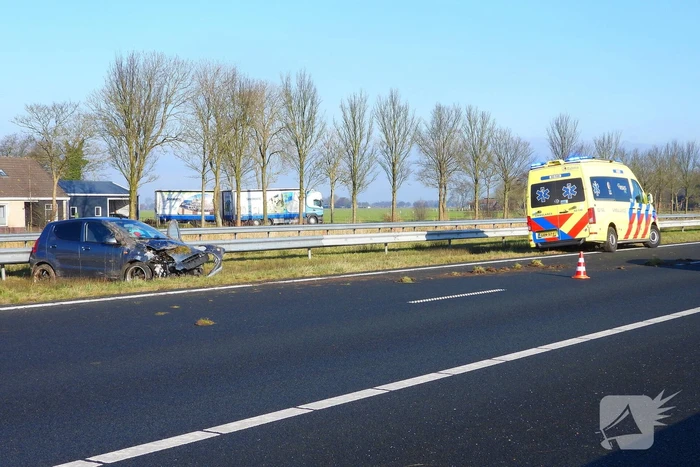 Rijstrook afgesloten nadat auto tegen vangrail crasht