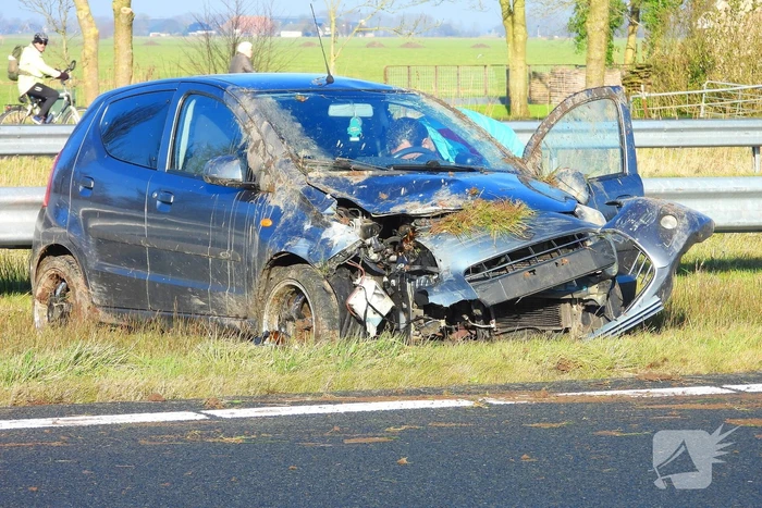 Rijstrook afgesloten nadat auto tegen vangrail crasht