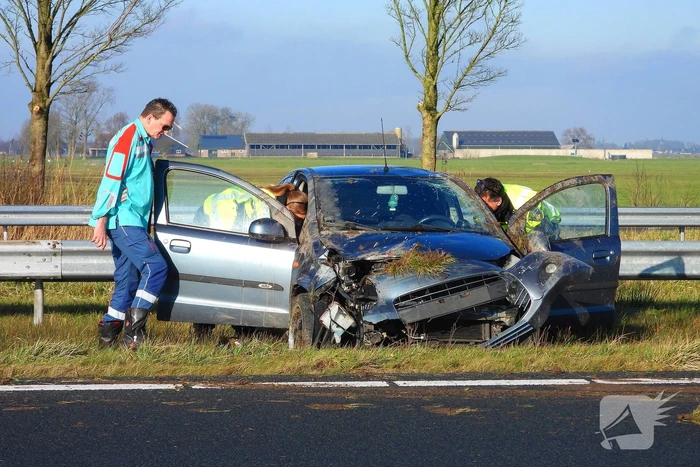 Rijstrook afgesloten nadat auto tegen vangrail crasht