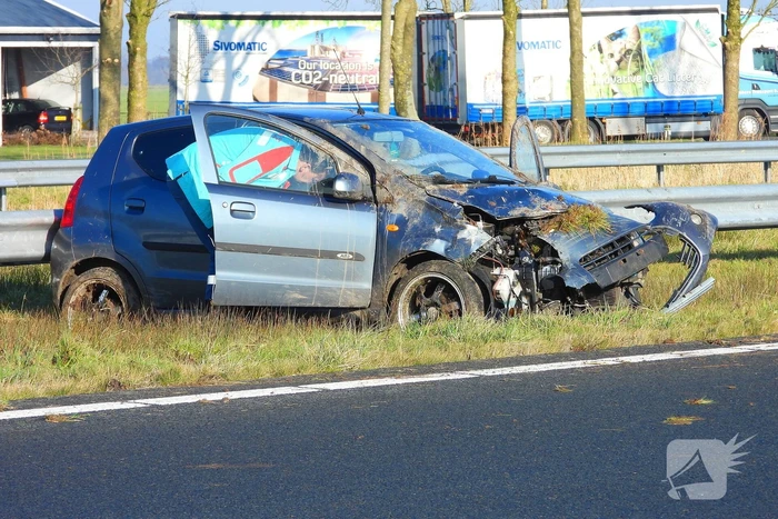 Rijstrook afgesloten nadat auto tegen vangrail crasht