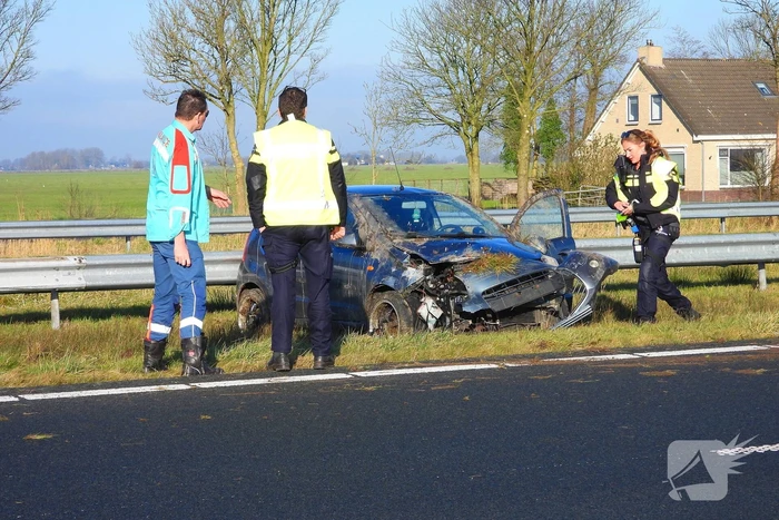 Rijstrook afgesloten nadat auto tegen vangrail crasht