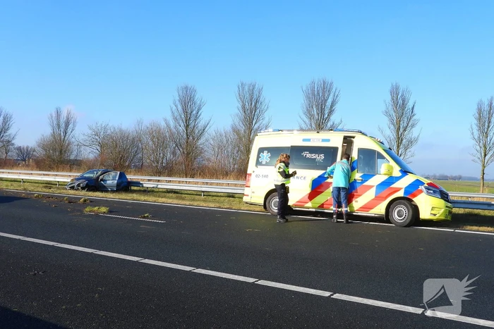 Rijstrook afgesloten nadat auto tegen vangrail crasht
