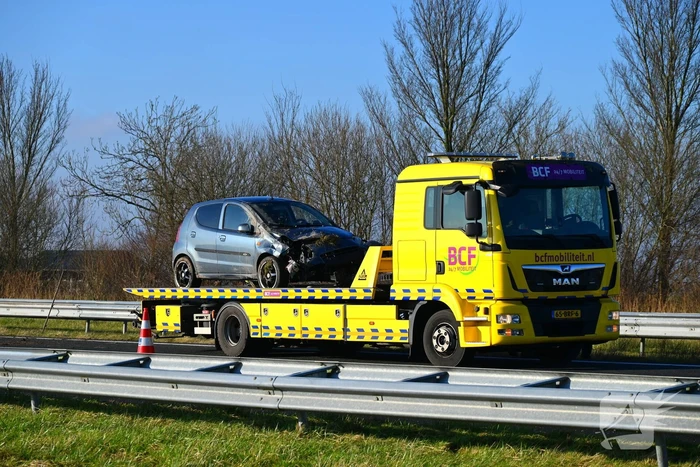 Rijstrook afgesloten nadat auto tegen vangrail crasht