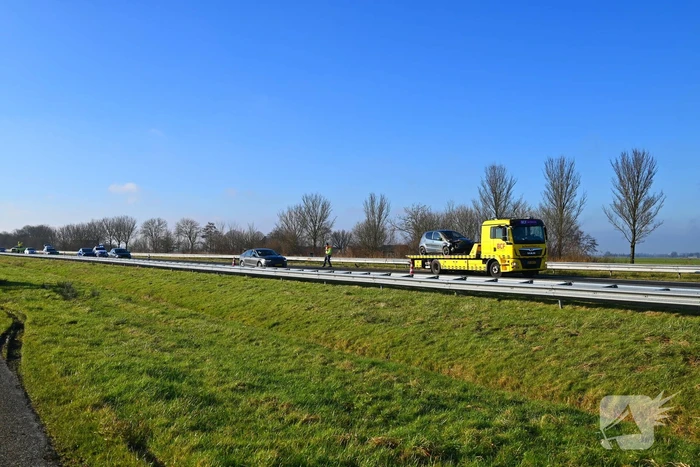 Rijstrook afgesloten nadat auto tegen vangrail crasht