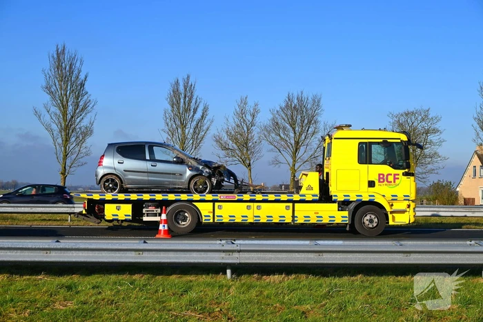 Rijstrook afgesloten nadat auto tegen vangrail crasht