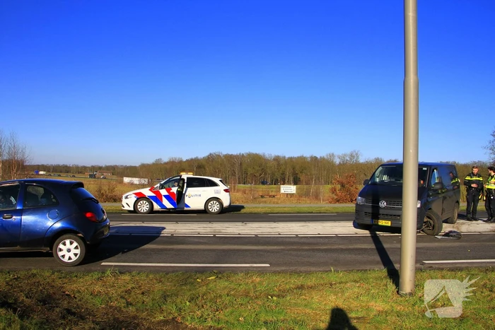 Wiel breekt af bij aanrijding tussen twee voertuigen