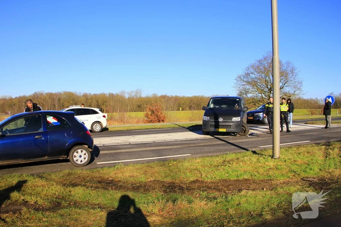 Wiel breekt af bij aanrijding tussen twee voertuigen