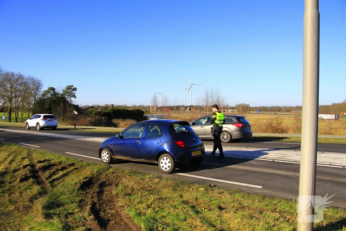 Wiel breekt af bij aanrijding tussen twee voertuigen