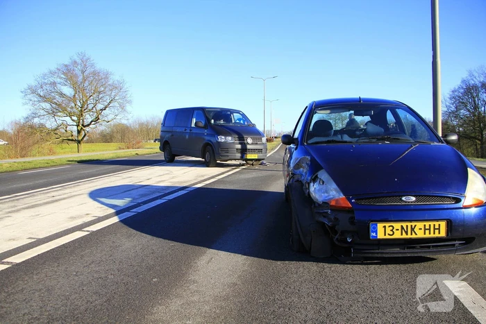 Wiel breekt af bij aanrijding tussen twee voertuigen