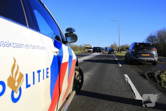 Wiel breekt af bij aanrijding tussen twee voertuigen