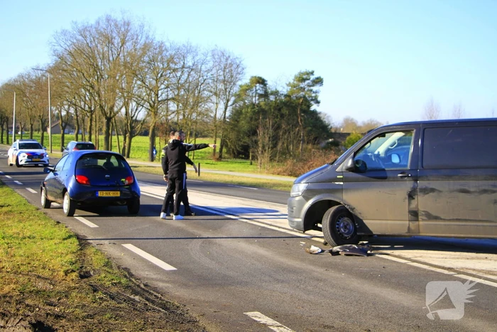 Wiel breekt af bij aanrijding tussen twee voertuigen