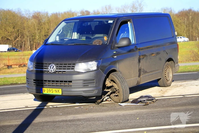Wiel breekt af bij aanrijding tussen twee voertuigen