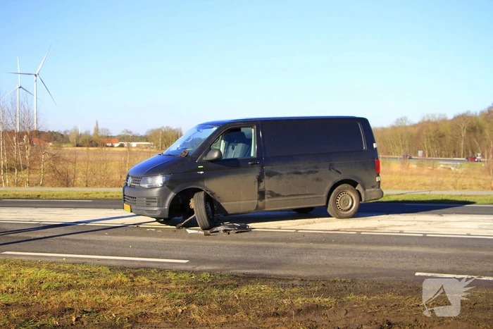 Wiel breekt af bij aanrijding tussen twee voertuigen