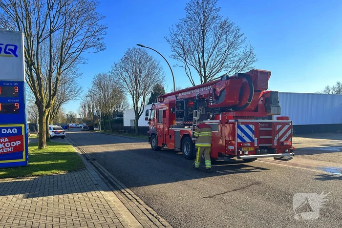 Brandweer schaalt op bij brand in tapijtwinkel