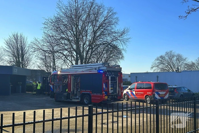 Brandweer schaalt op bij brand in tapijtwinkel
