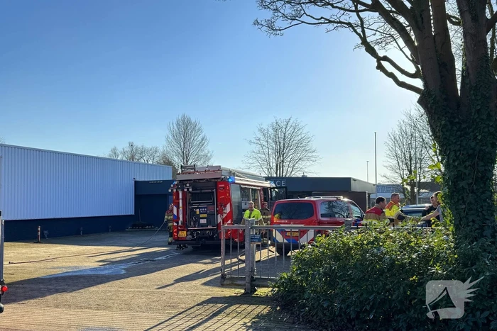 Brandweer schaalt op bij brand in tapijtwinkel