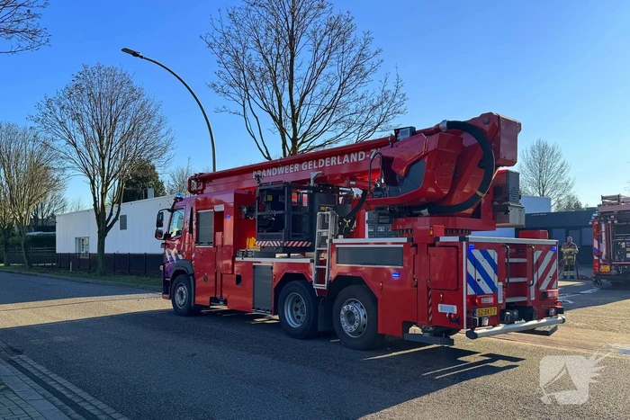 Brandweer schaalt op bij brand in tapijtwinkel