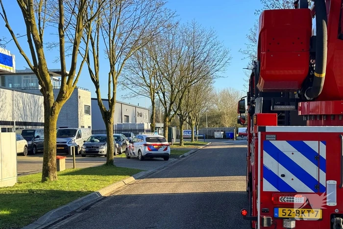 Brandweer schaalt op bij brand in tapijtwinkel