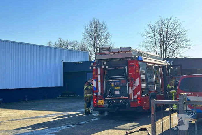 Brandweer schaalt op bij brand in tapijtwinkel
