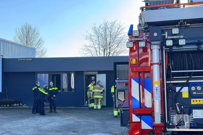 Brandweer schaalt op bij brand in tapijtwinkel